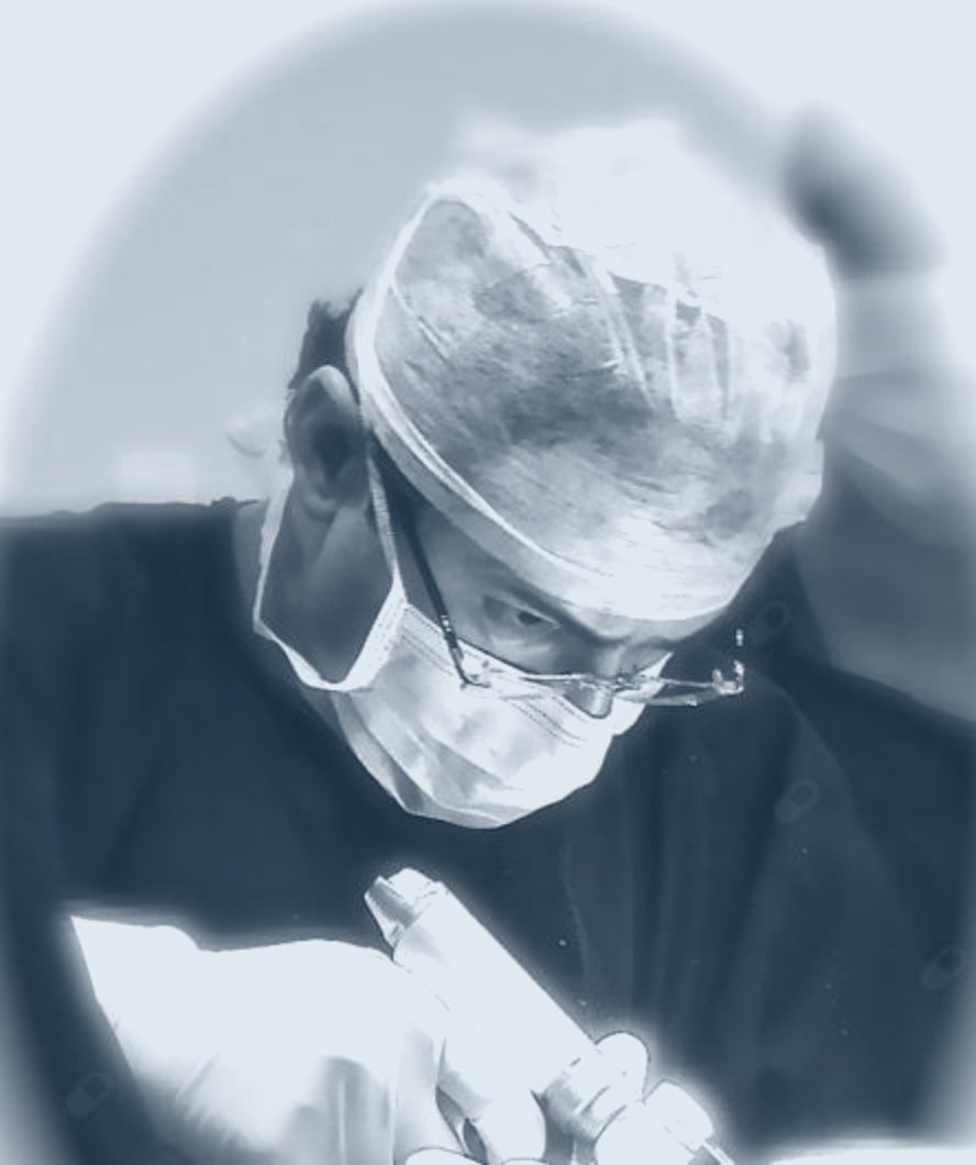 Dr. Flávio Toledo durante um procedimento cirúrgico
